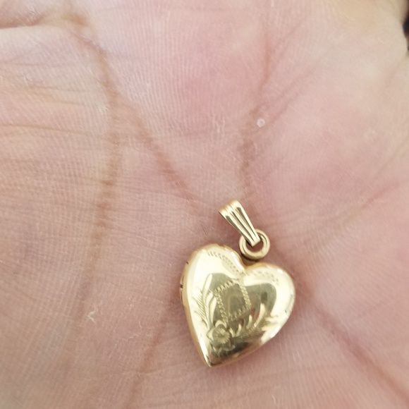 VINTAGE 10K GOLD HEART CHARM LOCKET - Picture 2 of 5